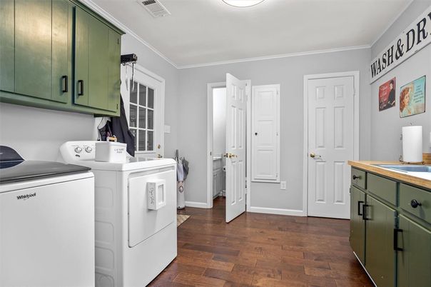 Interior, Washer, Wood Texture Flooring