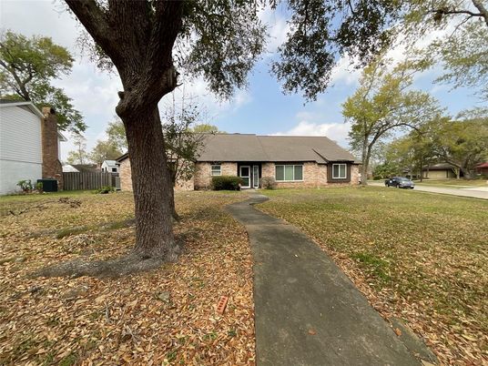 Backyard, Exterior, Facade, Brick Facade, Ranch