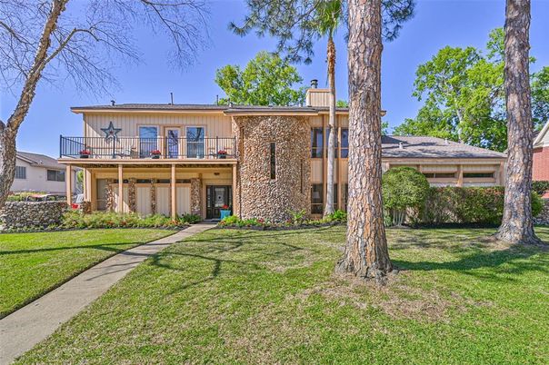 Backyard, Exterior, Facade, Brick Facade, Split Level