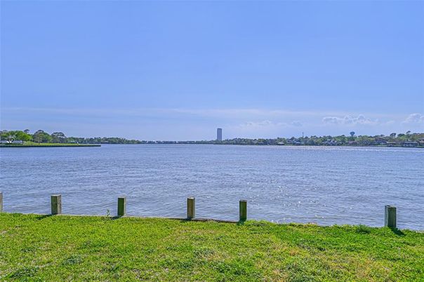 Exterior, Lake