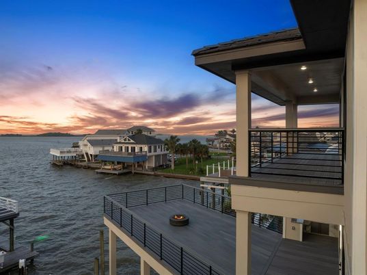Exterior, Lake