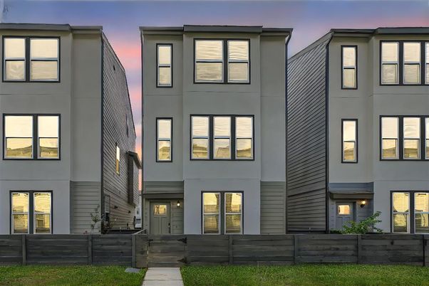 Exterior, Facade, Rowhouse
