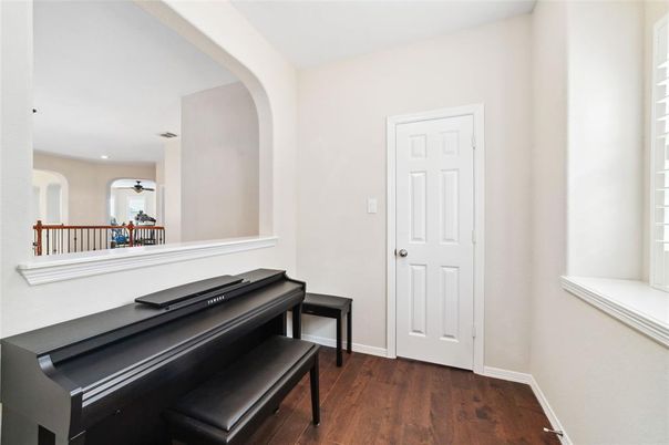 Interior, Piano, Recessed Lighting, Wood Texture Flooring