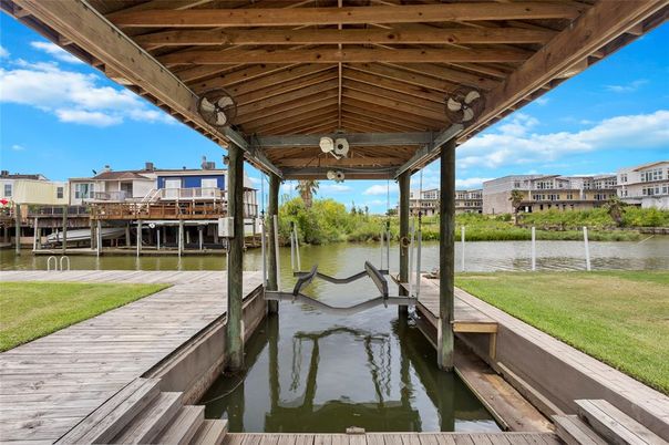 Exterior, Lake