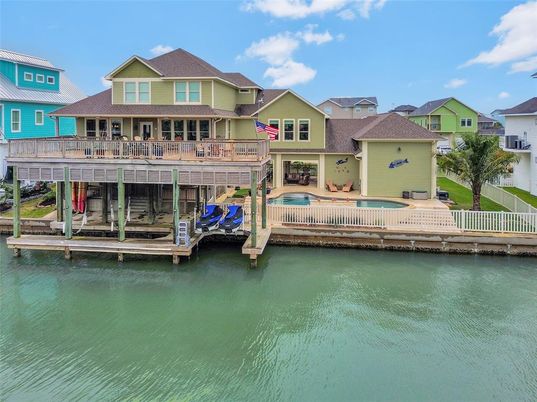 Exterior, Lake