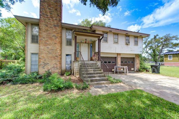 Exterior, Facade, Brick Facade, Raised Ranch