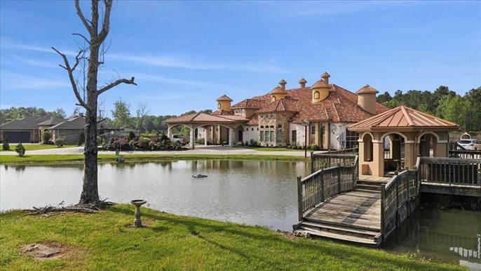 Exterior, Lake