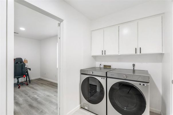 Interior, Recessed Lighting, Washer, Wood Texture Flooring