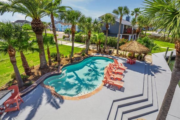 Exterior, Pool