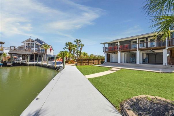 Exterior, Lake