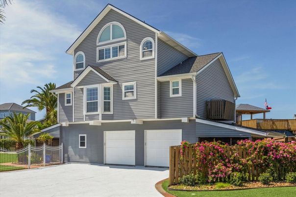 Attached, Exterior, Facade, Farmhouse