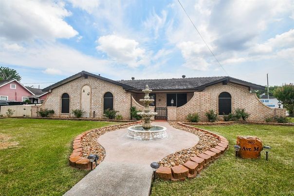 Backyard, Exterior, Facade, Brick Facade, Ranch