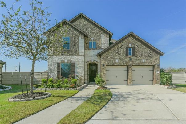 Attached, Exterior, Facade, Brick Traditional