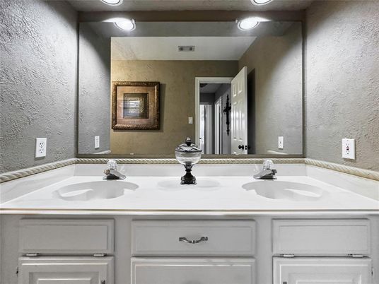 Bathroom, Dual Sink Vanities, Interior, Recessed Lighting