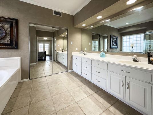 Bathroom, Dual Sink Vanities, Interior, Recessed Lighting