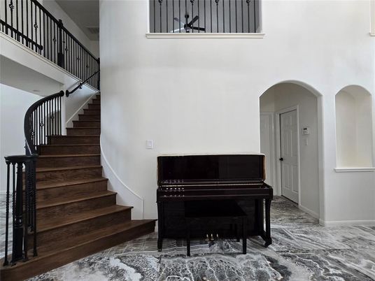 Interior, Piano