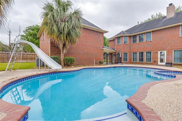 Exterior, Playground, Pool