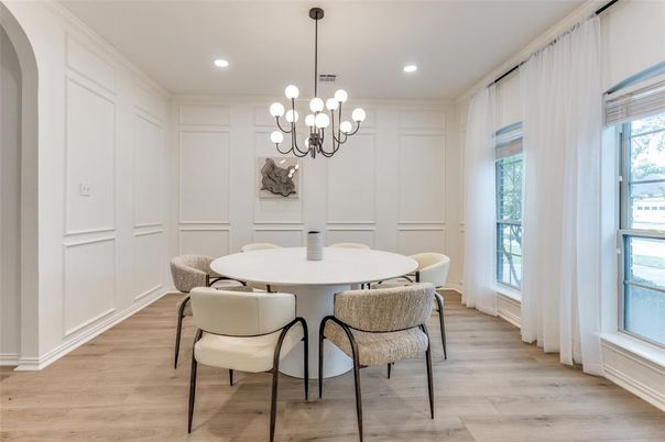 Chandelier, Dining room, Interior, Recessed Lighting, Wood Texture Flooring