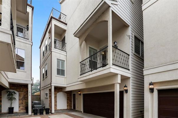 Attached, Exterior, Facade, Rowhouse