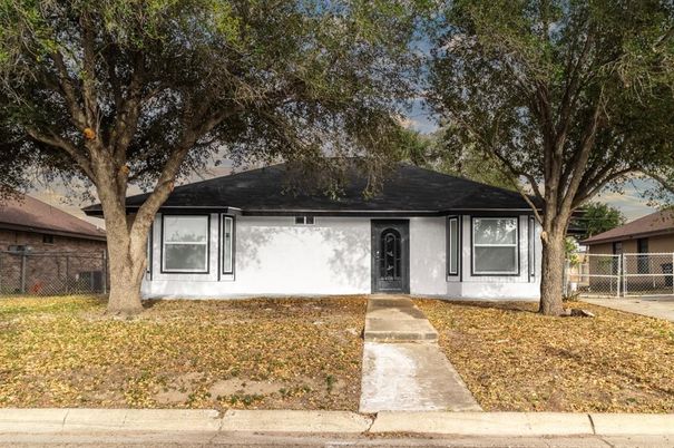 Exterior, Facade, Ranch