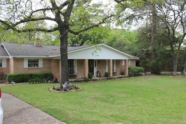 Backyard, Exterior, Facade, Brick Facade, Ranch