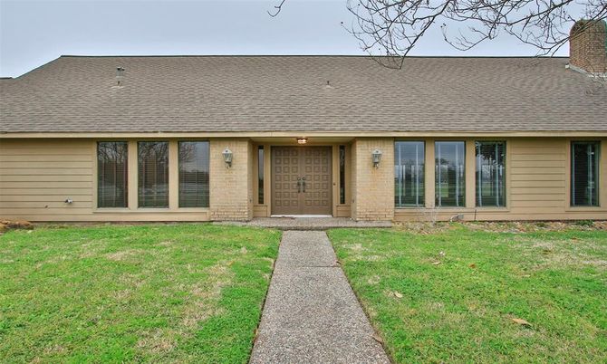Exterior, Facade, Brick Facade, Ranch