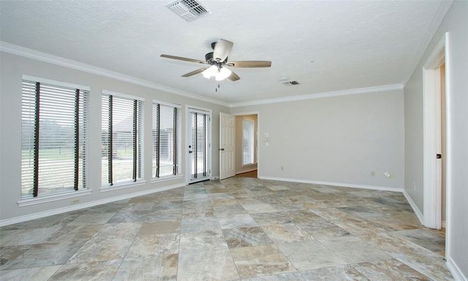 Empty room, Interior