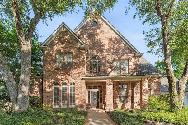 Exterior, Facade, Brick Facade, Brick Traditional