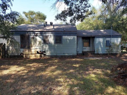Exterior, Facade, Ranch