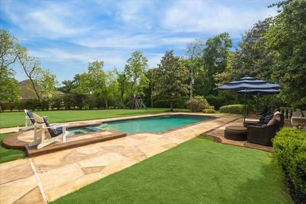 Exterior, Playground, Pool