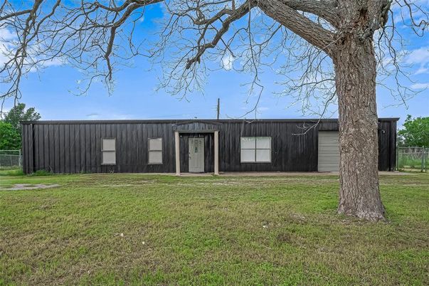 Backyard, Exterior, Facade, Ranch