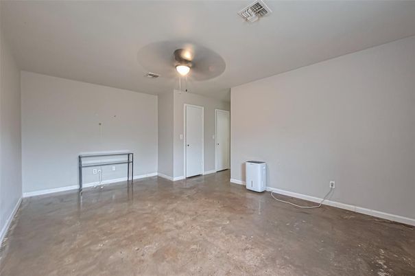 Empty room, Interior
