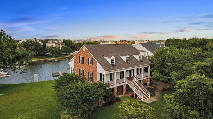 Exterior, Lake