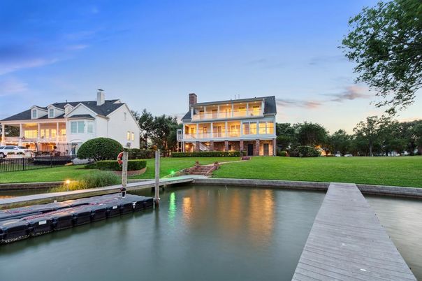 Exterior, Lake