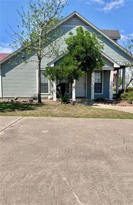 Exterior, Facade, Ranch