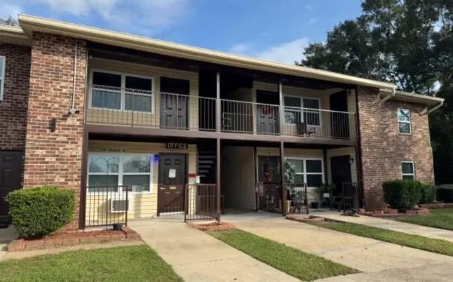 Exterior, Facade, Brick Facade, Rowhouse