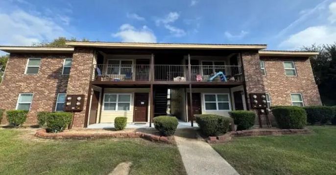 Backyard, Exterior, Facade, Brick Facade, Modern