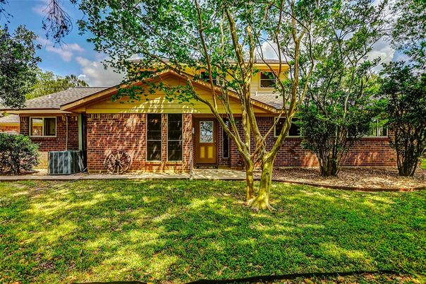 Backyard, Exterior, Facade, Brick Facade, Log Home