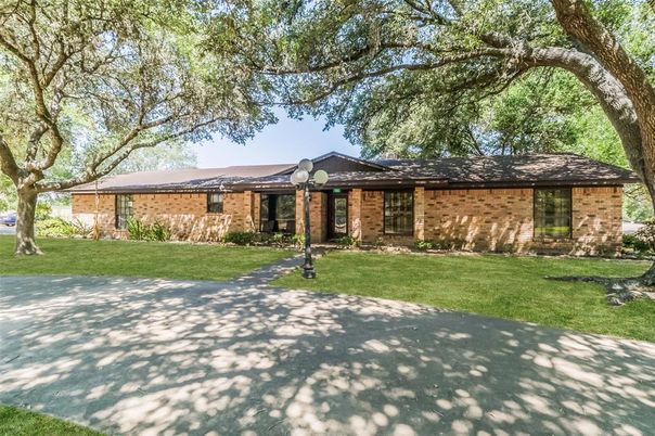 Backyard, Exterior, Facade, Brick Facade, Ranch
