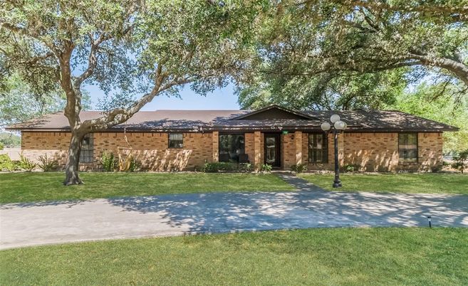 Exterior, Facade, Brick Facade, Ranch