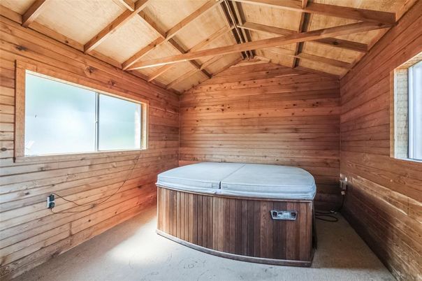 Hot Tub, Interior, Wooden Beams, Wooden Walls