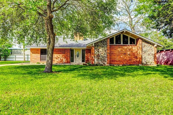 Backyard, Exterior, Facade, Brick Facade, Ranch