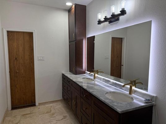 Bathroom, Dual Sink Vanities, Interior, Recessed Lighting