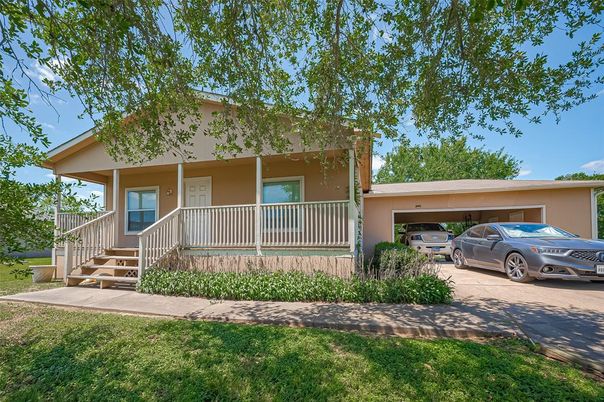 Attached, Exterior, Facade, American Craftsman
