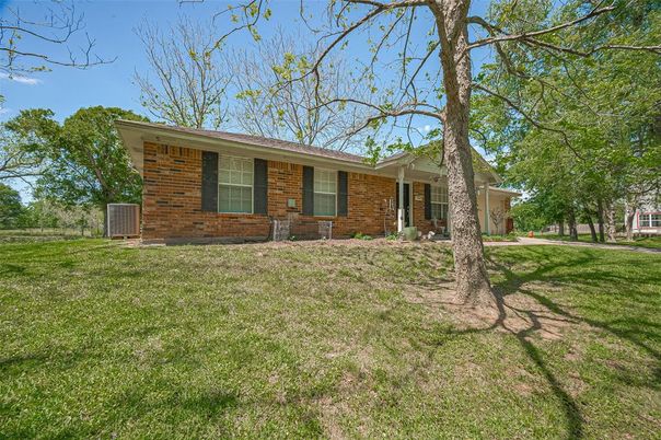 Exterior, Facade, Brick Facade, Ranch