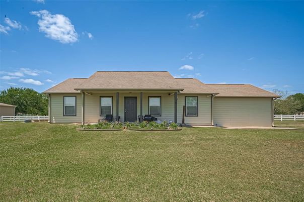 Backyard, Exterior, Facade, Ranch
