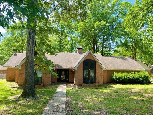 Backyard, Exterior, Facade, Brick Facade, Ranch
