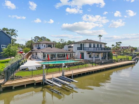 Exterior, Lake