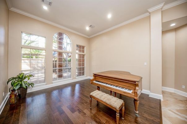 Interior, Piano, Recessed Lighting, Wood Texture Flooring