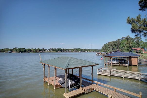 Exterior, Lake